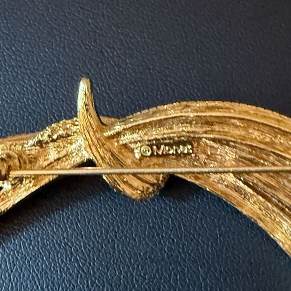 Vintage Signed Monet Wheat Shaft Brooch in Textured Gold Plated Metal. - Picture 7 of 7